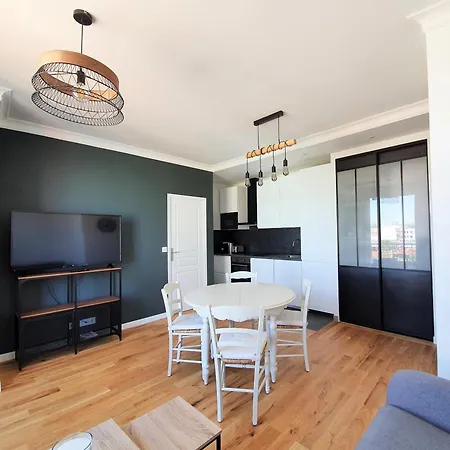 Au Pied Des Transports Lumineux Apartment