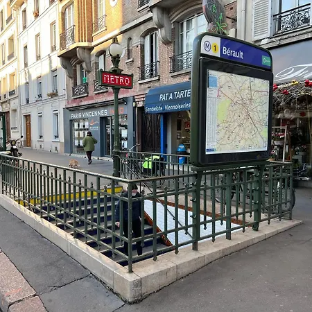 Au Pied Des Transports Lumineux Apartment